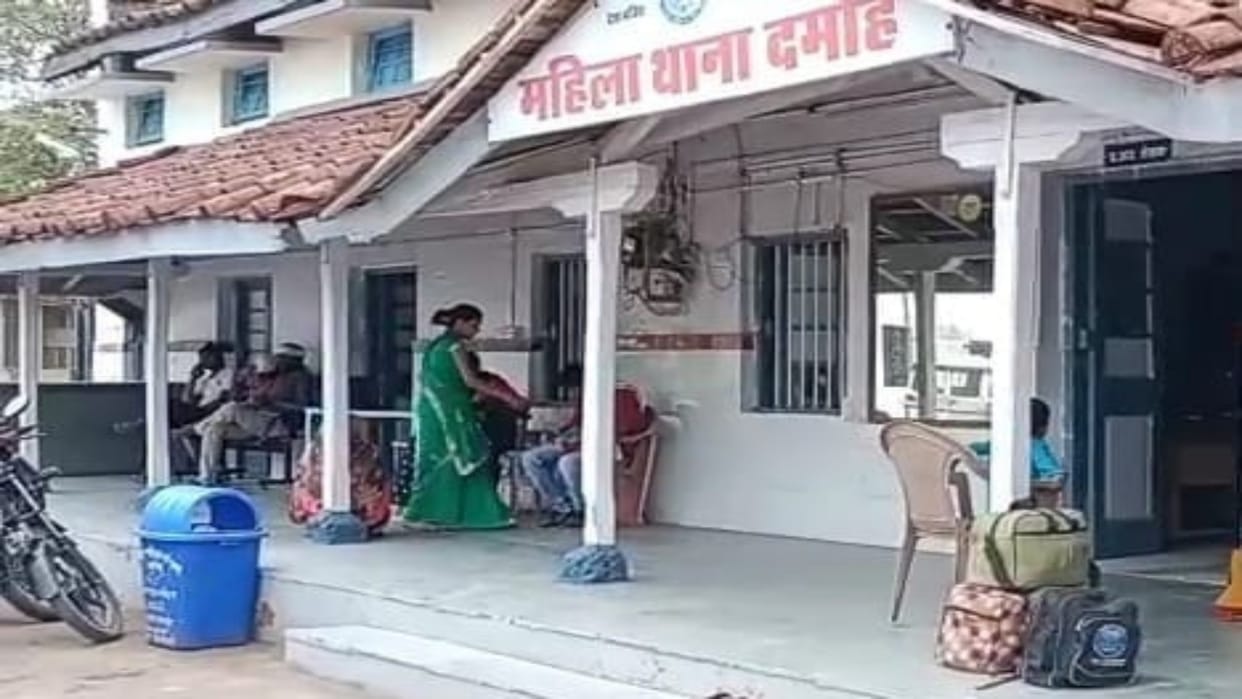 Damoh Crime Blackmailing after friendship on Instagram