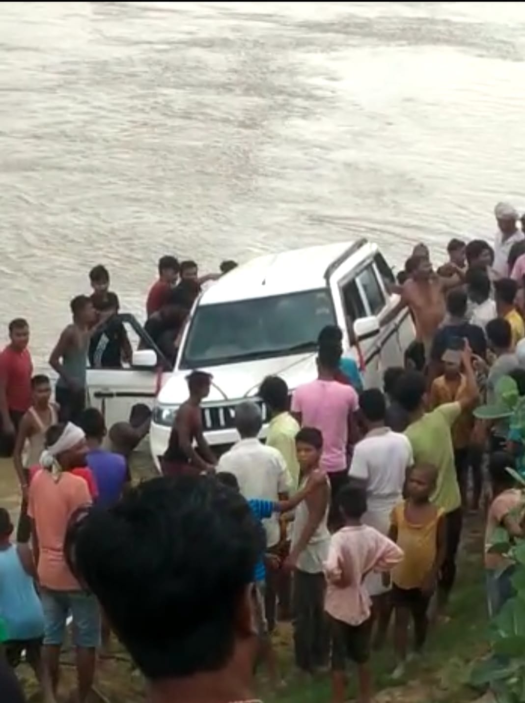 Bihar News: In Darbhanga, car with three people jumped from dam into the river, only people saved their lives