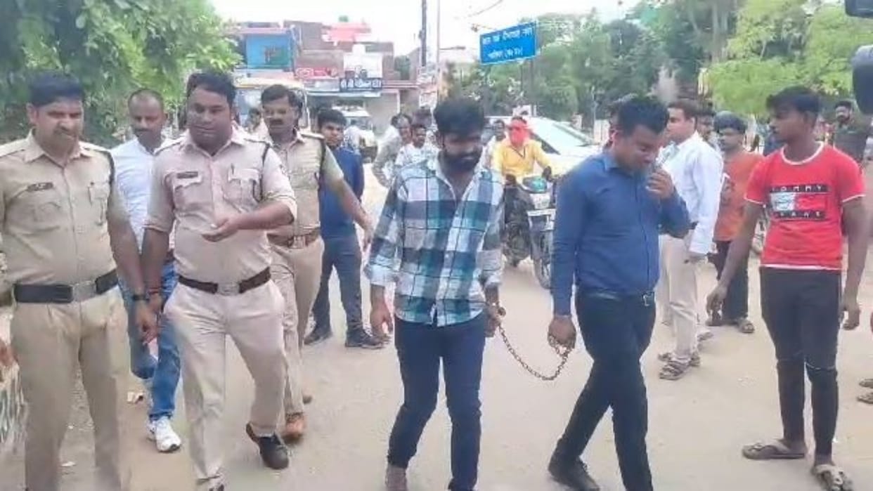Gwalior Boy bites girl for rejecting friendship proposal Police arrested young man and took out procession