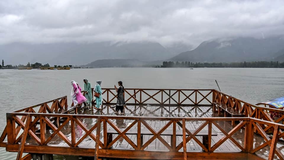jammu kashmir weather news: Cloud burst in Kulgam one dead rain continues in many districts including Poonch a