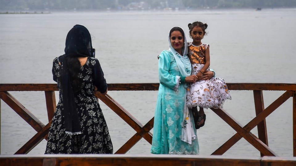 jammu kashmir weather news: Cloud burst in Kulgam one dead rain continues in many districts including Poonch a