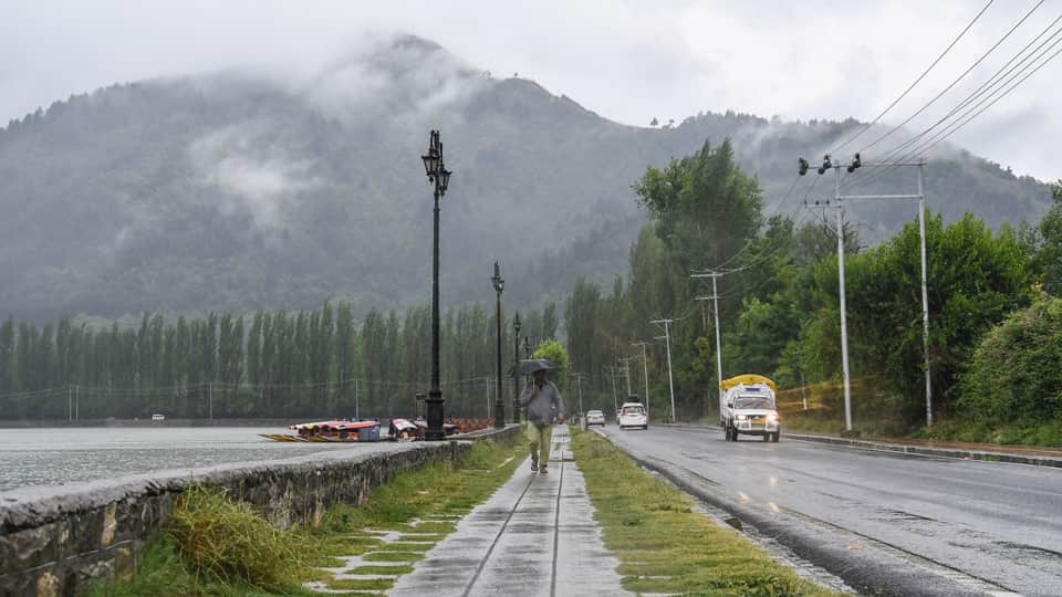 jammu kashmir weather news: Cloud burst in Kulgam one dead rain continues in many districts including Poonch a