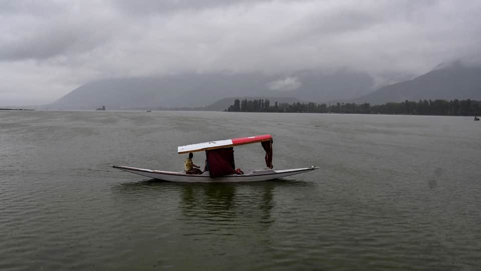 jammu kashmir weather news: Cloud burst in Kulgam one dead rain continues in many districts including Poonch a