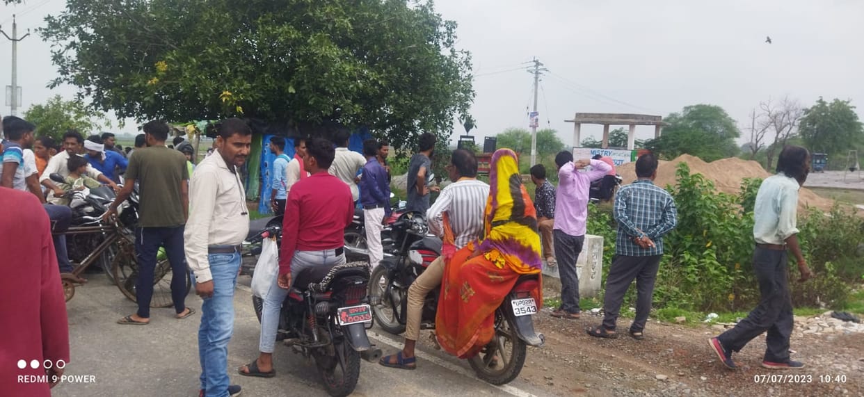Villagers struggling with electricity-water problem for two days in Orai, commotion by blocking the road