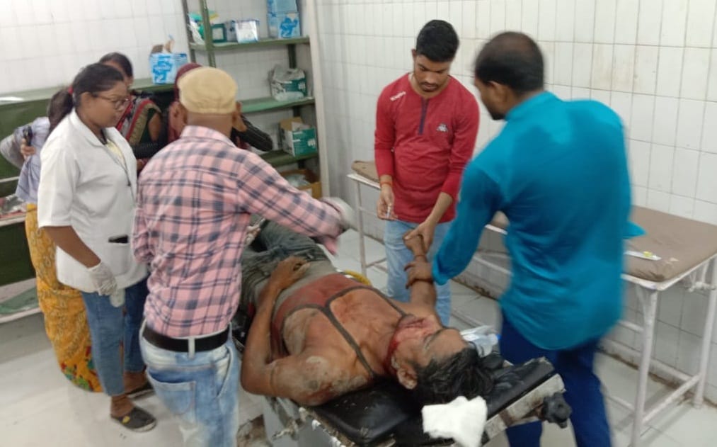 Mahoba Accident, Heavy collision of truck and tractor, overturned in Khanti, death of farmer and two injured