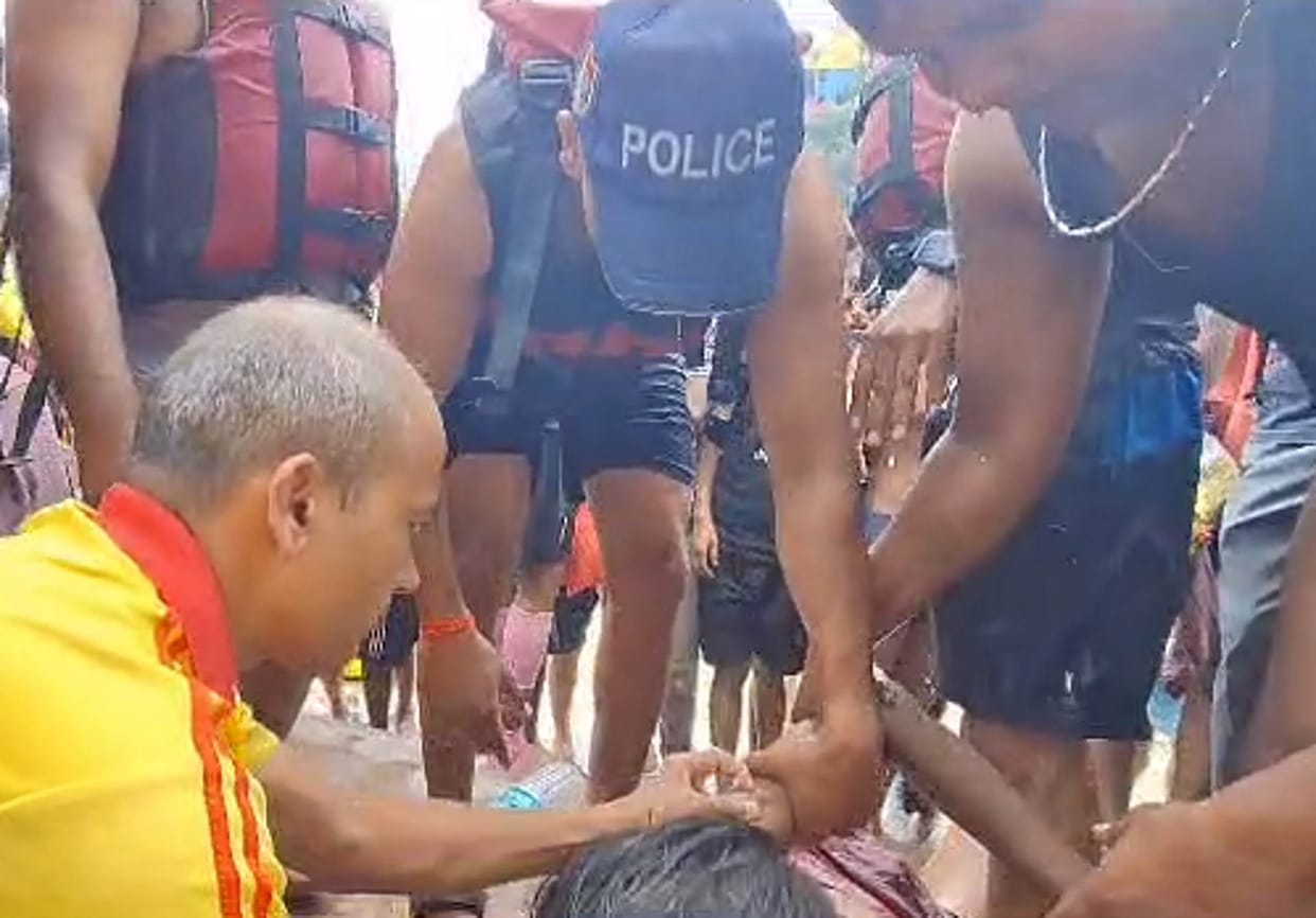 Kanwar yatra 2023 Haridwar Two kanwariyas drowned in river while taking bath SDRF ASI saved lives