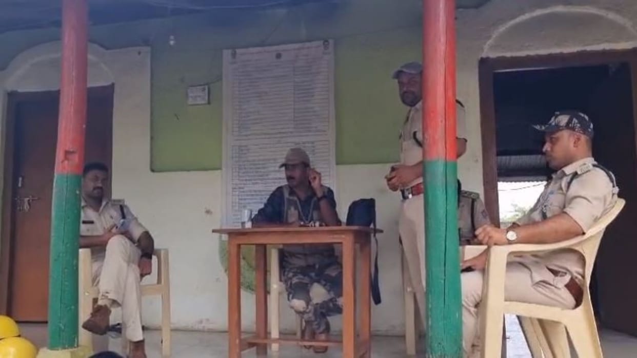 Khandwa News Encroachers pelted stones at forest staff officer saved his life by aerial firing