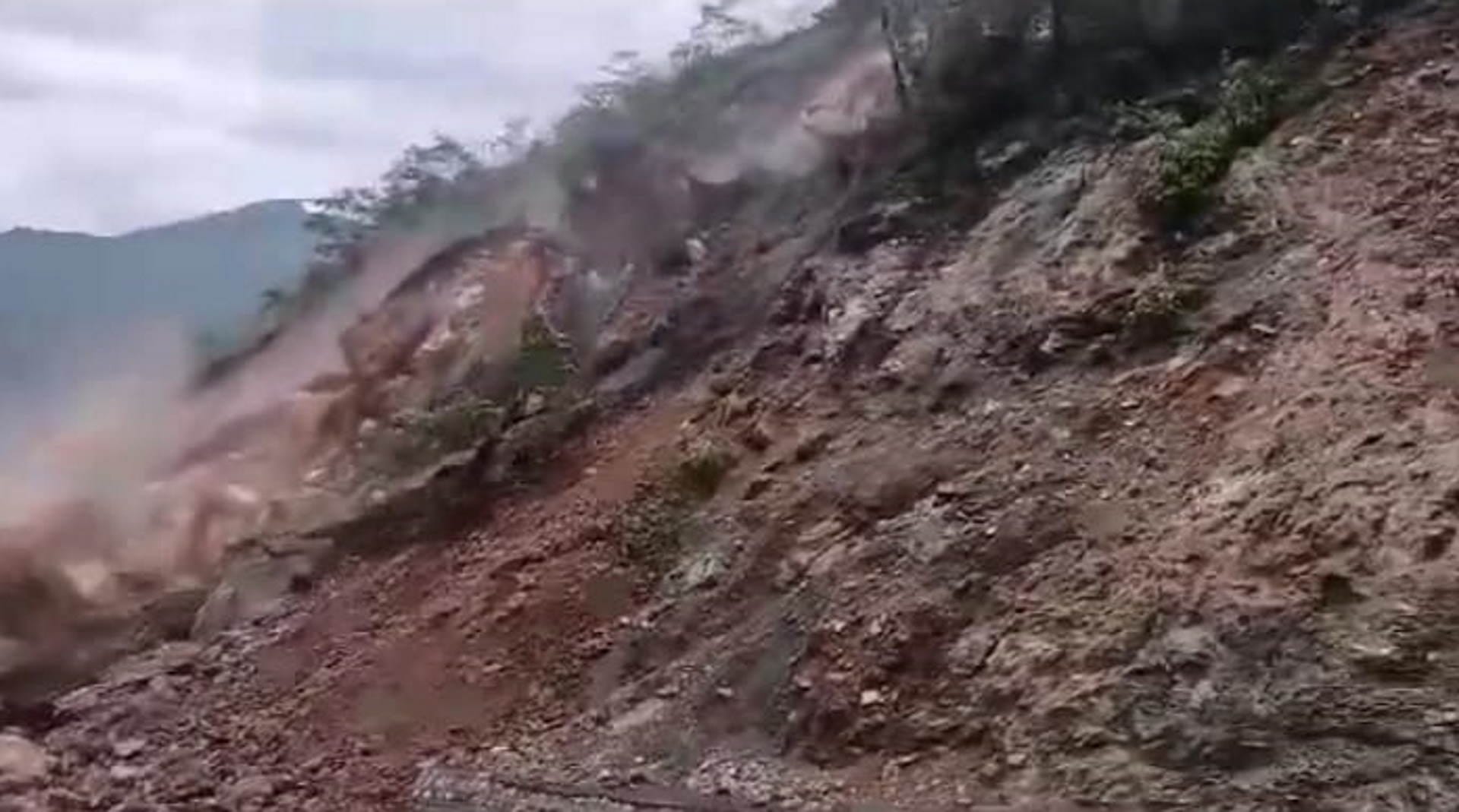 Uttarakhand Weather Flood like situation in Kumaon due to heavy rainfalls car Swept away in Nainital Sher Nala