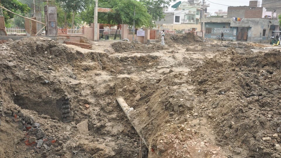 Accident in Hisar: Three laborers buried while digging sewerage line, one died