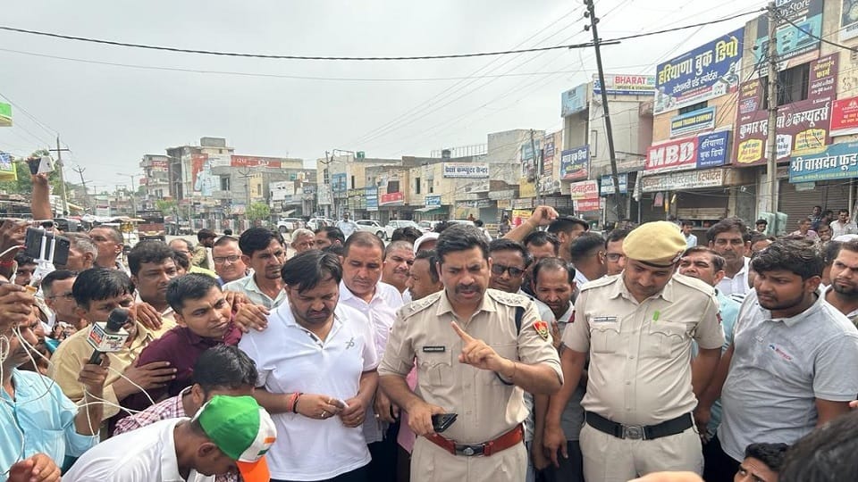 People troubled by theft incidents in SiwaniMandi, jam for five hours, agreement between police and shopkeeper