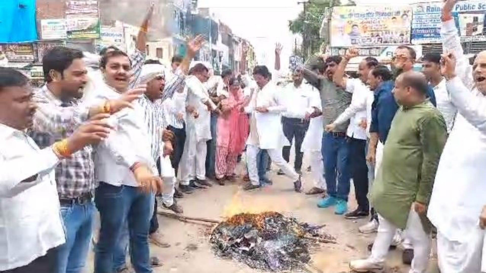 PM मोदी का किया पुतला दहन