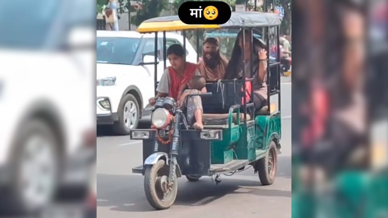 maa ka video mother driving e rickshaw with holding baby emotional video goes viral on social media