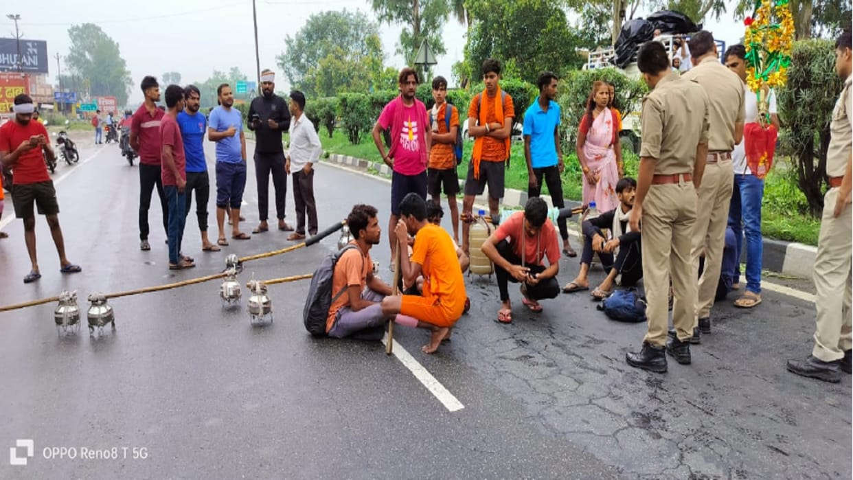 Meerut News: Kanwariyas blocked the highway and created ruckus after kanwar was disbanded