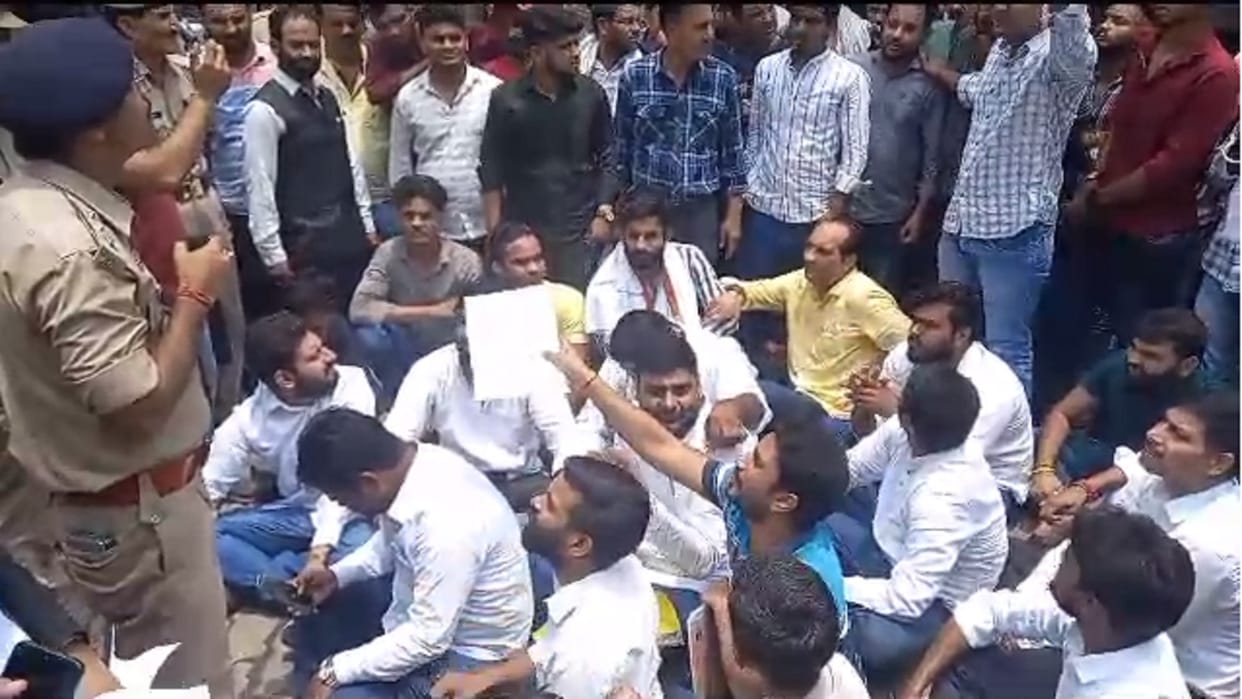 Meerut News : CCSU students protest at SSP office, adamant on demanding action