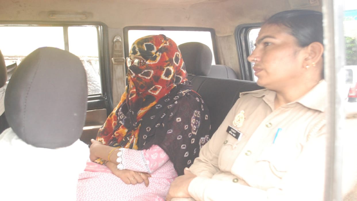 Meerut: Family members and Bajrang Dal workers caught the girl with a youth with another community