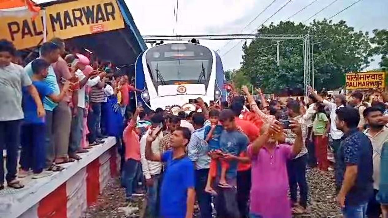 Jodhpur-Ahmedabad Vande Bharat train welcomed at every station till Pali
