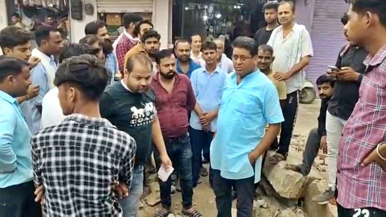City council squad that went to remove encroachment in Alwar broke the parking lot