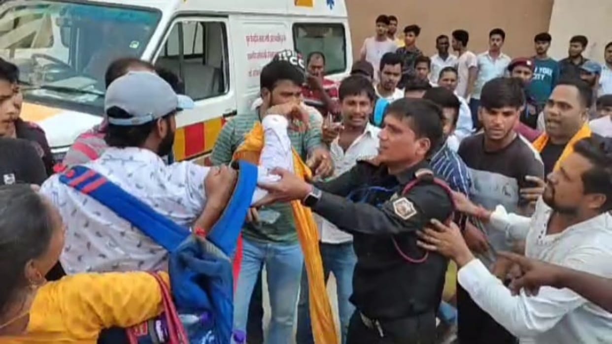 Patna AIIMS security guards beat up patient's relatives; People's mobiles were broken and hostages also taken