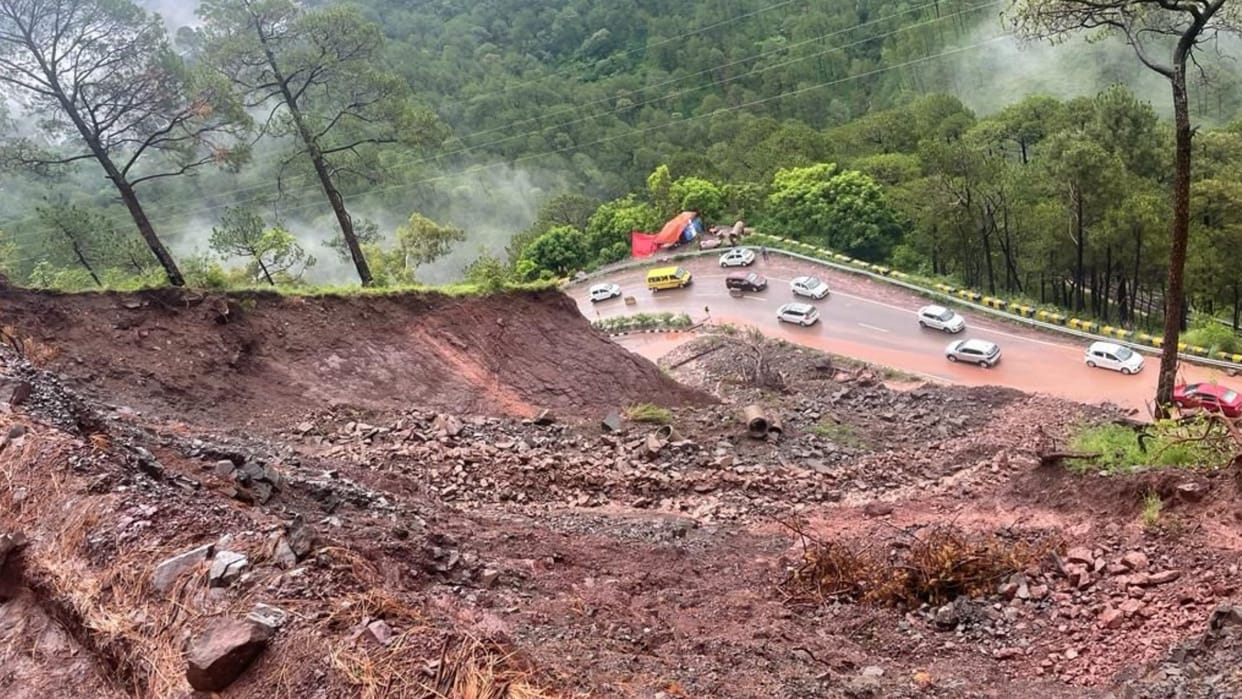 Himachal News: Landslide continues on kalka shimla national highway five