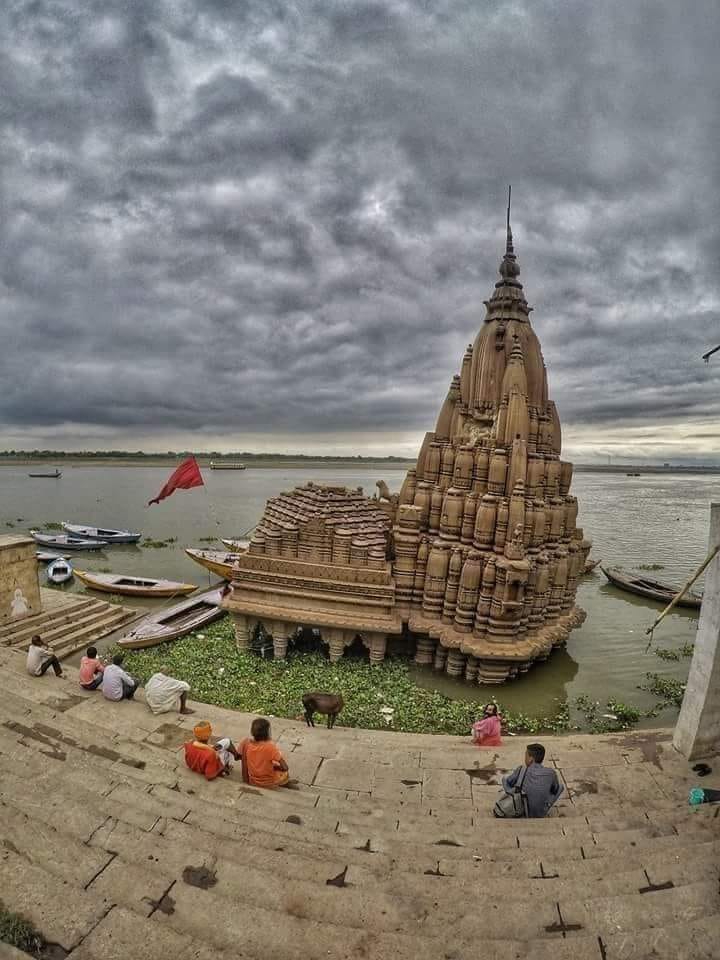 Ratneshwar Mahadev: This temple is tilted on one side for three hundred years, neither devotees go here