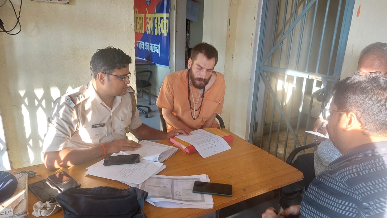 Bihar Police : Aadhaar Card found with Russian citizen, UID made in mamta banerjee bengal found in nalanda