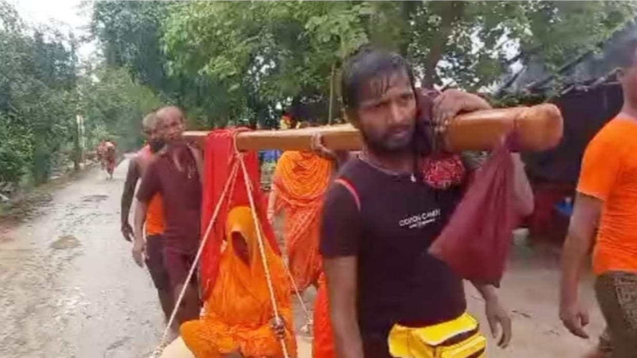 Son did Kanwar Yatra by making his mother sit in a carriage in Khagaria; Water offered to Baba Baidyanath