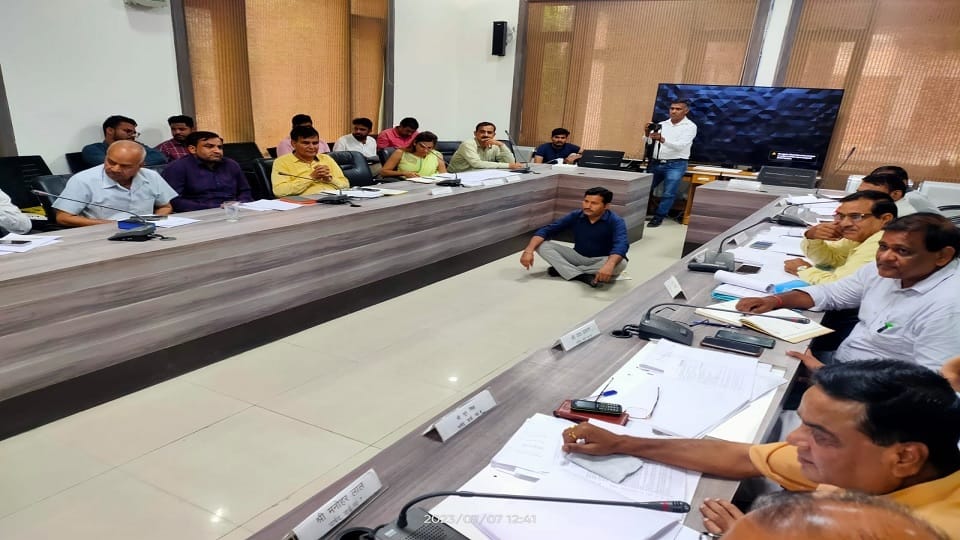 Last day of house meeting in Hisar Municipal Corporation was ruckus, Councilor Amit Grover sat on dharna