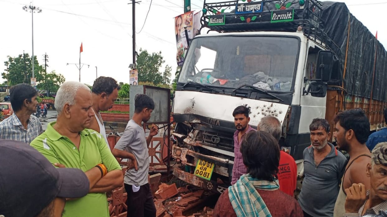 Ujjain News While talking on the mobile truck was mounted on the rotary