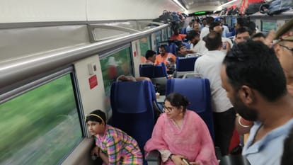 gorakhpur to lucknow vande bharat live