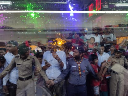 gorakhpur to lucknow vande bharat live