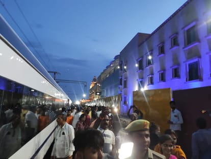 gorakhpur to lucknow vande bharat live