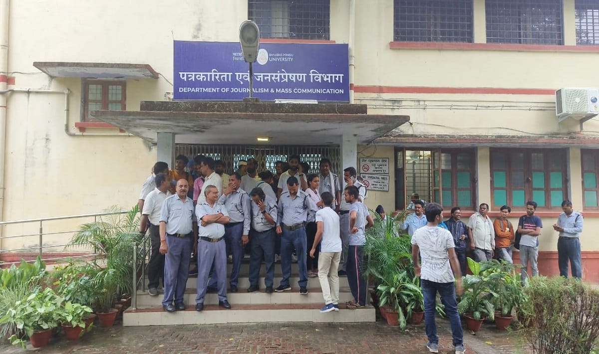 head of the Department of Journalism in BHU made hostage by students