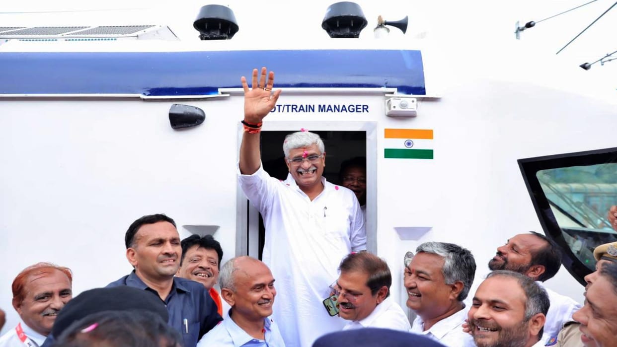 Minister Gajendra Singh Shekhawat traveled from Jodhpur to Pali in Vande Bharat