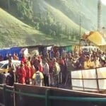 मौसम खराब होने के बाद शुक्रवार को बेस कैंप में रोके गए अमरनाथ यात्री।