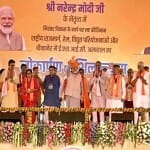 कार्यकर्ताओं के साथ मंच पर प्रधानमंत्री नरेंद्र मोदी।