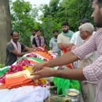 पद्मश्री मोहनलाल को पुष्पांजलि देते लोग।