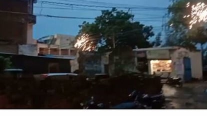 Azamgarh: ये पटाखे नहीं..बिजली के तारों में हो रही आतिशबाजी है, सहमे लोग, अटकी रही सांसें Azamgarh: Fireworks kept happening in the electric wires, people were scared, breath was stuck