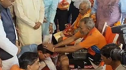 Haridwar: कांवड़ियों के पैर धोकर मुख्यमंत्री धामी ने लिया आशीर्वाद, हरिद्वार में उमड़ रहा शिवभक्तों का सैलाब Kanwar yatra 2023 CM Dhami took blessings by washing feet of Kanwariyas Haridwar uttarakhand news in hindi