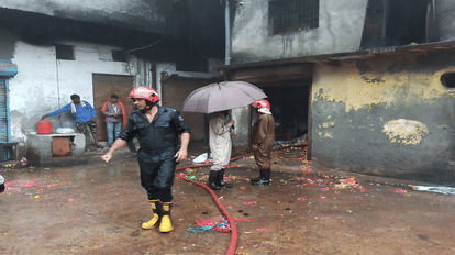 Delhi Fire: प्रताप नगर मेट्रो स्टेशन के पास गोदाम में आग, फायर ब्रिगेड की 8 गाड़ियां मौके पर Fire in godown near Pratap nagar metro station