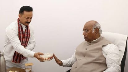 Uttarakhand Congress: खरगे ने बैठे-बैठे लिया बदरीनाथ का प्रसाद, भाजपा ने दिया सनातनियों का अपमान करार Congress National President Mallikarjun Kharge accused of insulting offerings of Lord Badrinath
