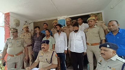 मऊ में चोर गिरोह का भंडाफोड़: चार गिरफ्तार, चोरी के एक लाख 40 हजार की नकदी, तमंचा और कारतूस बरामद Thief gang busted in Mau Four arrested, one lakh 40 thousand stolen cash, pistol and cartridges recovered