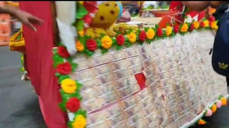 Kanwar Yatra: Sagar carrying Kanwar decorated with one lakhs 51 thousand notes, moving forward chanting Bhole