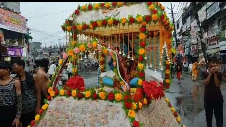 Kanwar Yatra: Sagar carrying Kanwar decorated with one lakhs 51 thousand notes, moving forward chanting Bhole