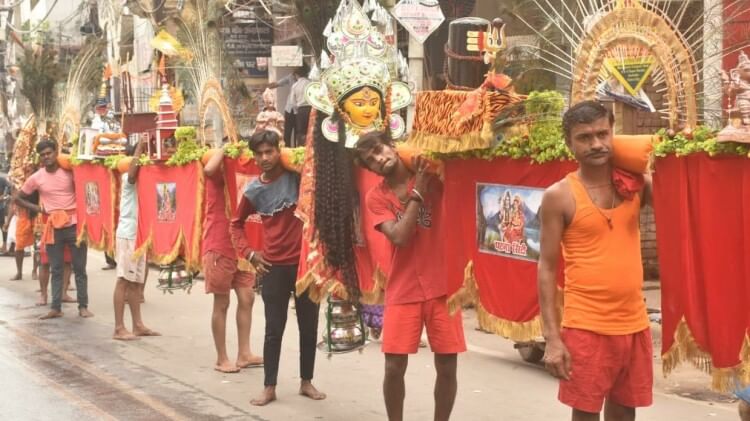 Patna :पटना से देवघर के लिए निकला 54 फीट का कांवर, सैकड़ों श्रद्धालु कांवर  यात्रा में हुए शामिल - Patna: 54 Feet Kanwar Leaved Patna For Deoghar, Many  Shiv Devotees Participate In