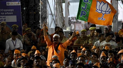 PM Modi Varanasi Visit: योगी-मोदी जिंदाबाद के नारों से हुआ स्वागत, सभा खत्म होते ही बैनर लूटने की मची होड़ PM Modi Varanasi Visit Welcomed with slogans of Yogi-Modi Zindabad