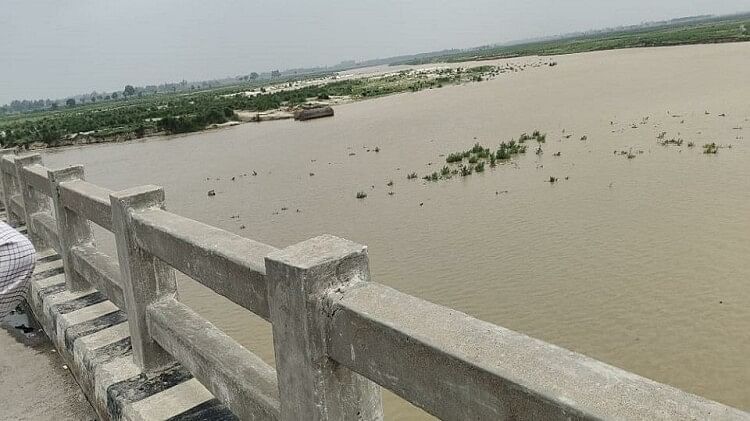 UP: दूसरे युवक के साथ थी प्रेमिका, अचानक आ गया प्रेमी; विवाद के बाद युवती ने प्रेमी को गंगा में दिया धक्का