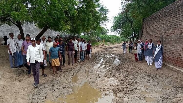 Hathras News: गंदे पानी में होकर वनखंडी महादेव मंदिर जाएंगे भक्त, परिक्रमा मार्ग पर है जलभराव