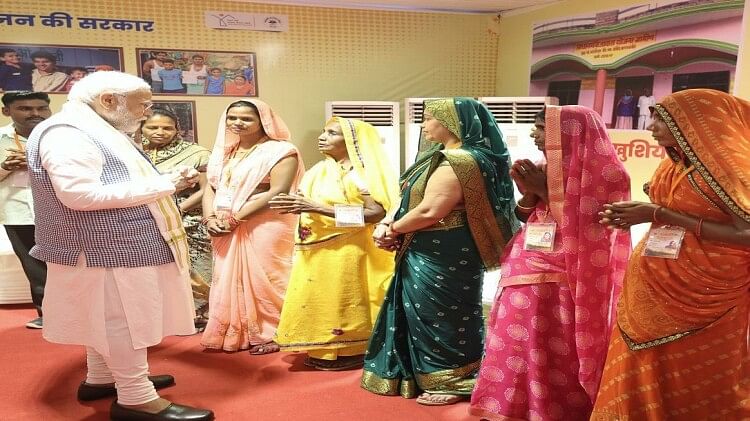 PM modi's Tiffin meeting with workers at Bareka Guest House ate Khichdi and Nanua's vegetable