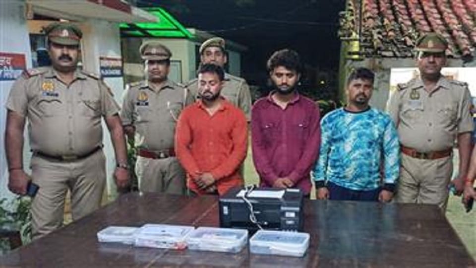Police arrested three accused with fake currency in bareilly