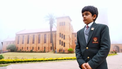 Adhuraa Review in Hindi By Pankaj Shukla Prime Video Rasika Dugal Ishwak Singh Shrenik Arora Emmay